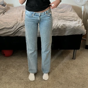 Weekday Arrow Low Ocean Blue Jeans - Ett par snygga jeans som endast är använda ett fåtal gånger. De är i fint skick och väl omhändertagna. Modellen är vid i benen och passar mig perfekt som är ca 1,70m lång. Orginalpris är 590kr. 