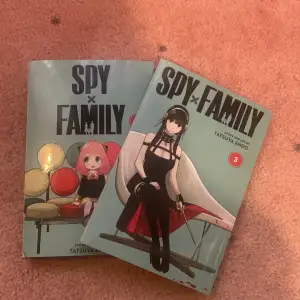 Den jättepopulära mangaserien Spy x Family. Volym 2&3 i jättebra skick! Det står på Engelska. Det är det perfekta mangan man kan börja med. Man behöver inte läsa volym 1, man kommer ändå att fatta vad som pågår i böckerna!