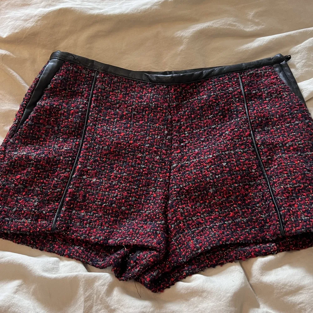 Lågmidjade Röda shorts , helt nya med prislapp . Shorts.