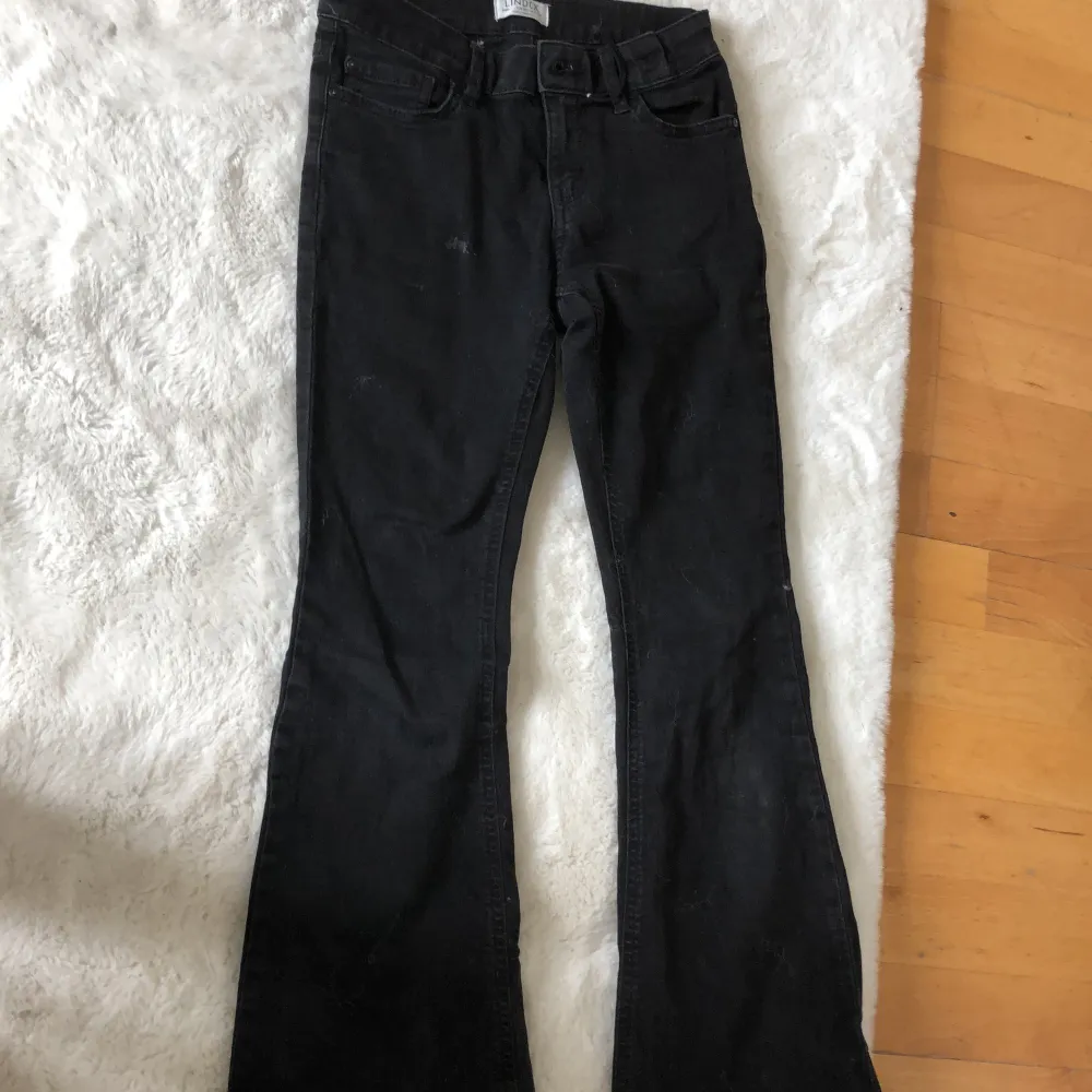 Ett par svarta Lågmidjade jeans som är söta och sköna❤️. Jeans & Byxor.