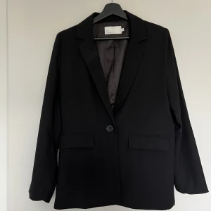 Blazer Nelly  - Använd en gång. Blazer / kavaj från Nelly i storlek 34. Lite oversize fit.