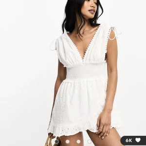 Vit playsuit/klänning  - En jättefin vit playsuit från River Island i storlek L. Säljer denna pga. har ändrat stil och rensar garderoben😊. Köpt på asos. Den är sprillans ny, prislappen är kvar. Nypris: 559 kr.  Om du vill se fler bilder så är det bara att kontakta mig❤️