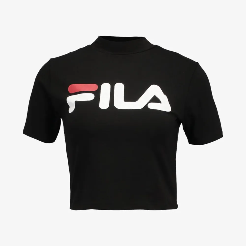 Säljer denna fina polotröjan från fila! Använd fåtal gånger, så har inga defekter🩷🩷🩷 Klicka gärna på ”Köp nu”💗💗💗. T-shirts.