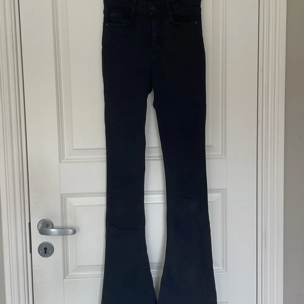 Ett par nästintill oanvända bootcut jeans från Gina Tricot. De sitter bättre på än vad de ser ut på bilden🫶🏼. Jeans & Byxor.