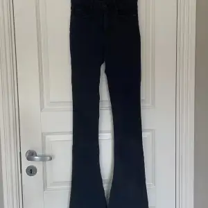 Ett par nästintill oanvända bootcut jeans från Gina Tricot. De sitter bättre på än vad de ser ut på bilden🫶🏼