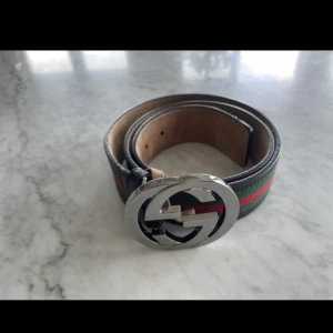 Gucci bälte  - Gucci inköpt 2013. Längd 85 cm. Bredd 4 cm. Nypris 2021 var 3.800:-. Detta bälte finns inte idag. Kvitto och dustbag.