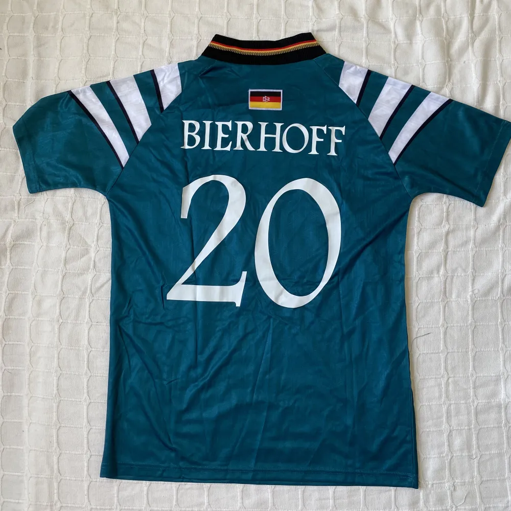 Oliver Bierhoff jersey i strl M. Tyskland bortaställ EM 1996. T-shirts.