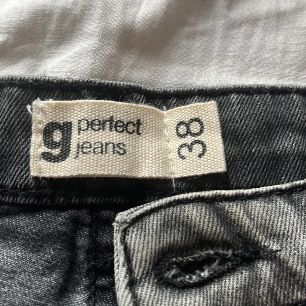 Jeans shorts från Gina med nitar på! Super super söta och fina men passar inte mig längre:( tar inte köp nu. Shorts.