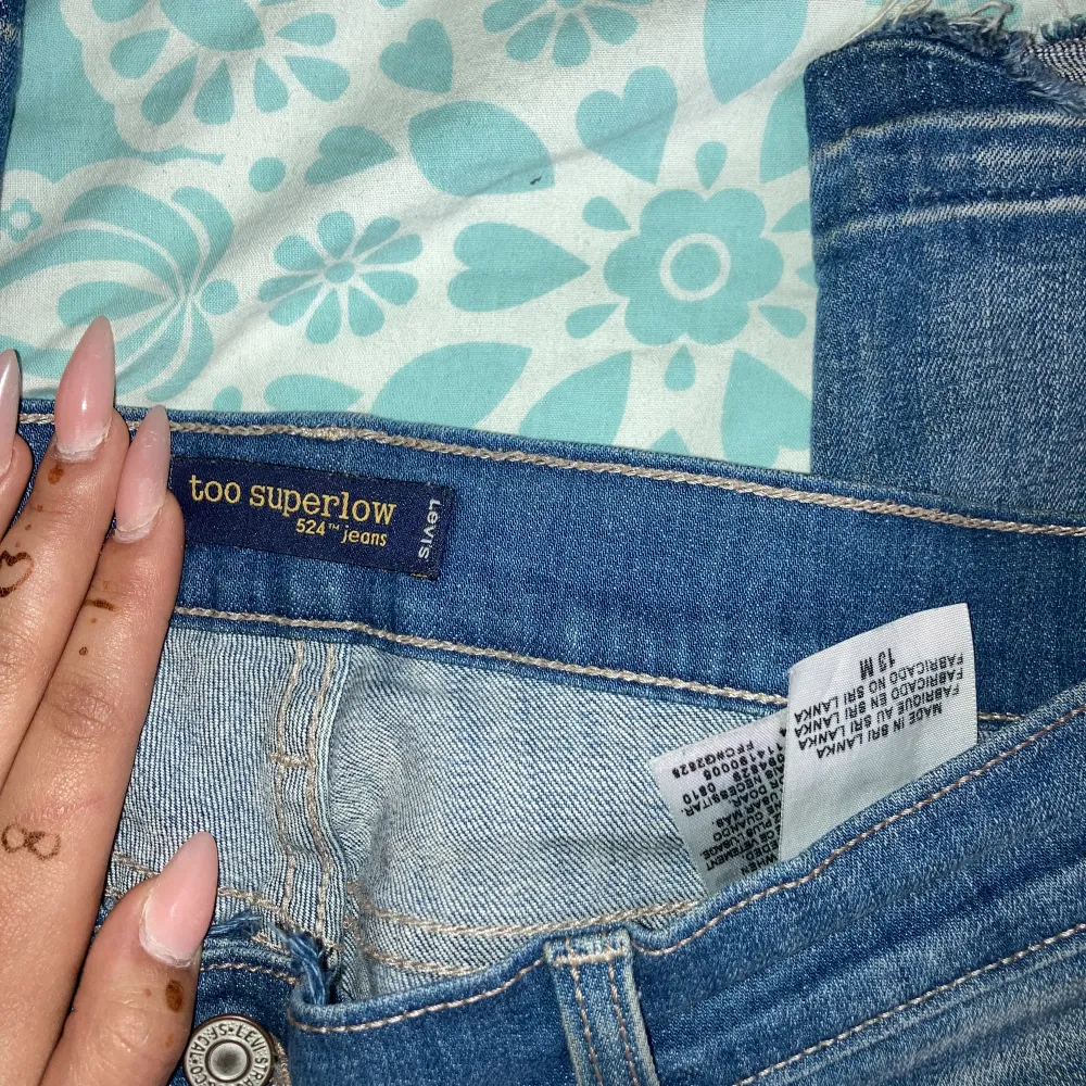 Super snygga låg midjade utsvängda jeans från Levis Sitter super bra om man har storlek L eller XL i midja  om man vill att de ska passa tagit ! Tryck på köp nu ! Om frågor skriv ✨✨   . Jeans & Byxor.