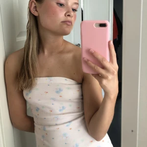 Djerf Avenue klänning - Säljer denna rosa tubklänning från Matilda Djerf💖💖💖💗✨✨köpt förra året, men endast använd ett fåtal gånger (Ps, KAN INTE SKICKA FRAKT FRÅN OCH MED MÅNDAG TVÅ VECKOR FRAMÅT)