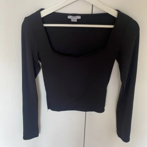 U-ringad, långärmad tröja - Säljer dem här svarta u-ringade tröjan, långärmad. 