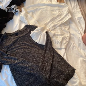 Fina tröjor från Kappahl&Gina - Sjukt fina tröjor från Kappahl och Gina. Gina är ganska använd men bra skick. Kappahl är nästintill oanvänd. Kommer i paket till billigt pris. Tveka inte på att höra av er vid ytterligare frågor🫶