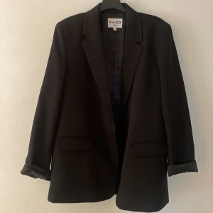 Nakd kavaj  - Säljer min Nakd kavaj då den inte kommer till användning. Haft på mig den en gång! Storlek 36 men oversized. Nyskick! Hör gärna av er vid funderingar💕