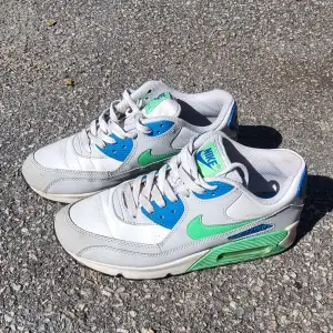 Nike air max 90 med blåa och gröna detaljer Lite smutsiga, enligt bilderna Invändigt mått, 25 cm
