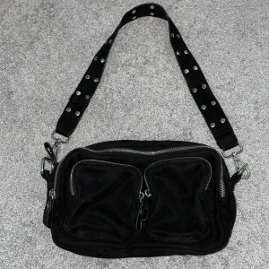 Axelremsväska - Axelremsväska från Ginatricot, välvårdad. Köpt för 300 kr säljer för 200 kr. 