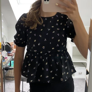 Blus med blommor  - Säljer denna söta blus med blommönster fån H&M! Blusen är i fint skick!💕
