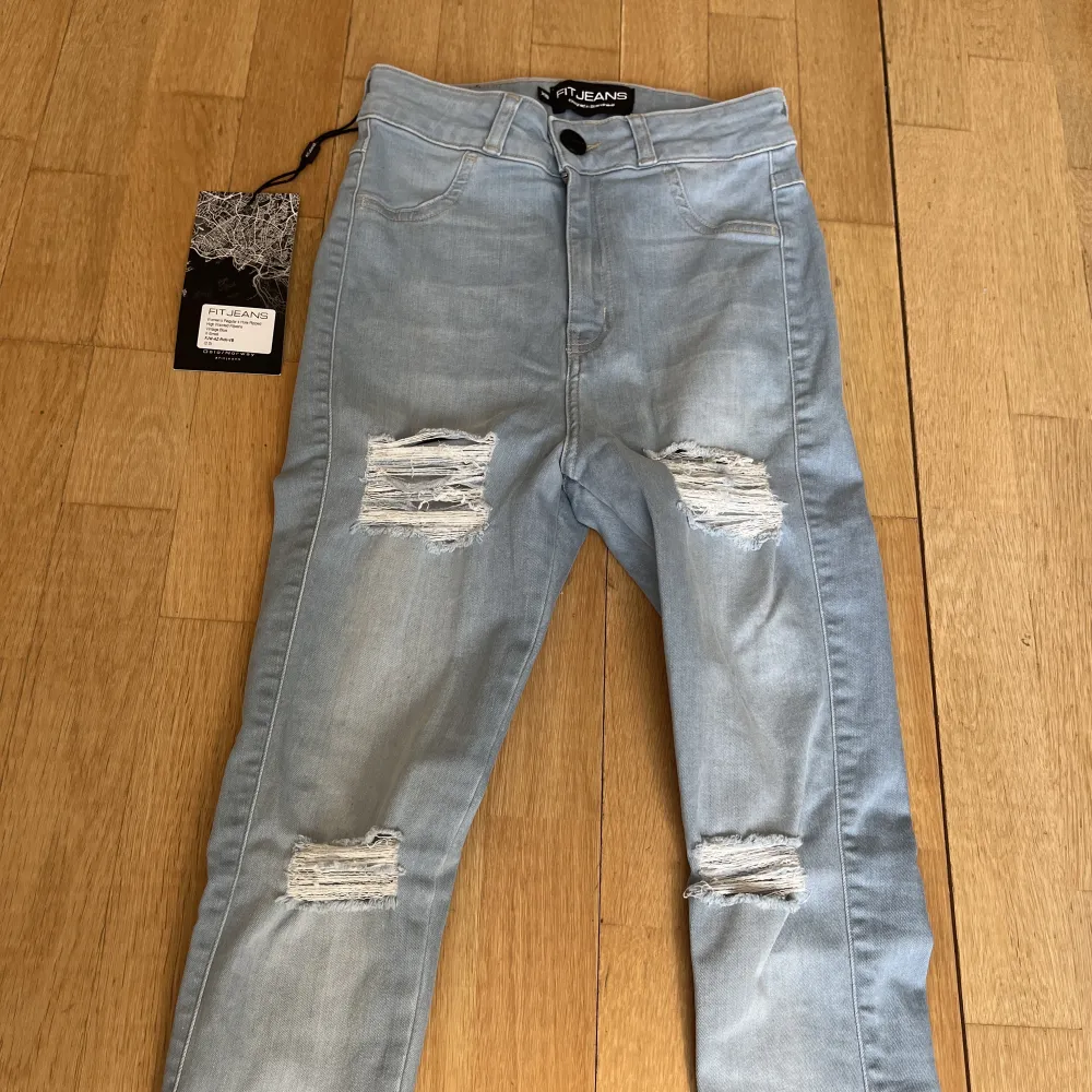 Helt oanvända jeans från FITJEANS. Modell REGULAR RIPPED WIGH WAISTED (vintage blue) . Ordinarie pris 1193kr. Säljes för 400kr. Jeans & Byxor.