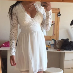 Vit klänning - Bättre sent än aldrig, en superfin vit klänning till student/skolavslutning, or vartsomhelst basically🤷🏻‍♀️