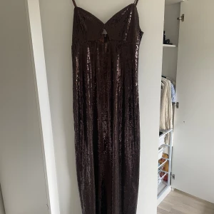 Gina - Säljer denna klänningen från Gina. Aldrig använd endast testad