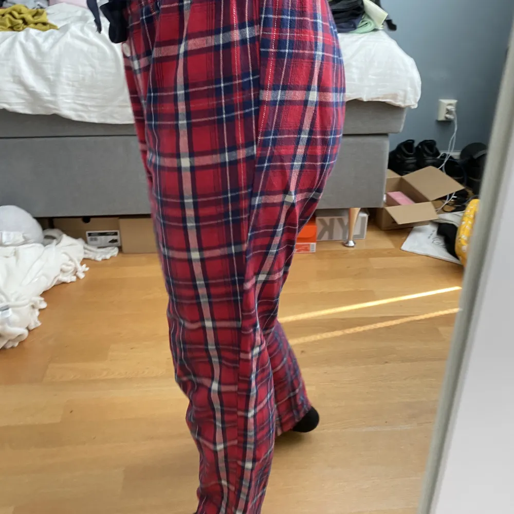 pyjamasbyxor i fint skick💞Jag har normaltvis storlek S i byxor och dessa byxor i storlek XS passar mig bra . Jeans & Byxor.