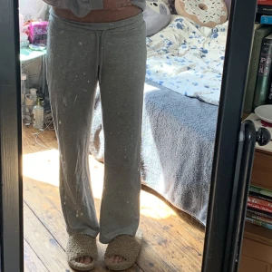 Lowwaist mjukis - ⚠️förlåt för smutsig spegel⚠️ Säljer dessa lowwaist mjukis byxor från hm som jag köpte i Österrike på sportlovet. Dessa är sjukt sköna men tyvärr lite för små för mig. Byxorna är i toppen skick och väldigt fina ! Pris är plus frakt (nypris 25€=250kr)