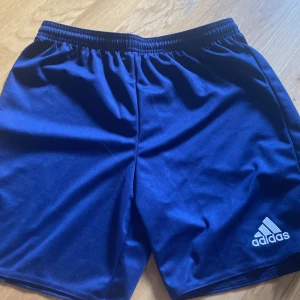 Adidas shorts - dessa superfina adidas shorts är i barnstorlek XL men passar Xs/S skulle jag säga. Säljer eftersom de ej kommer till användning. Använd ej köp nu. 🩷 