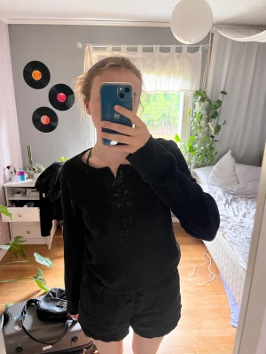 Långärmad tröja - Långärmad tröja med knappar! Köparen står för frakten!