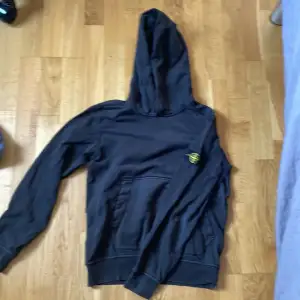 Stoneisland hoodie cond:8/10 säljer för den är för liten kostar ungefär 1,900kr