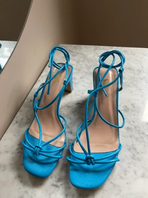 Klackskor  - Fina klackskor med snörning, väldigt sköna att gå i. Använda en gång