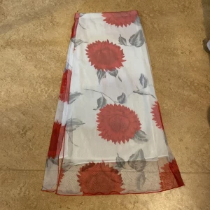 kjol - Säljer denna magiska kjolen då den inte riktigt kommer till användning😕 Väldigt stretchigt material och luftigt nu till sommaren🌺 Säljer endast för bra pris🫶
