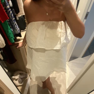 Klänning Hm trend - Helt oanvänd från hm trend. Går att använda med eller utan axelband.  Storlek 32 men passar 32/34/36