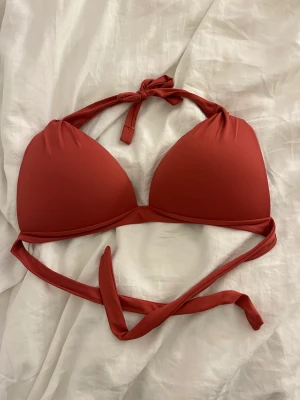 Bikini överdel - Sjukt snygg bikini överdel från calzedonia i modellen cobey. Otroligt fin färg. Storlek M. De är en färg som jag tycker pendlar mellan vinröd och lila🤍