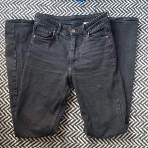 Midwaist/highwaist svarta jeans från hm. Bra skick men har en liten röd färgfläck på högra bakfickan (se bild 3) men bra skick
