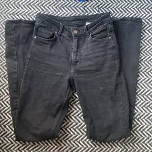 Midwaist/highwaist svarta jeans från hm. Bra skick men har en liten röd färgfläck på högra bakfickan (se bild 3) men bra skick
