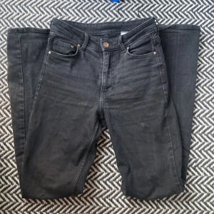 Svarta bootcut - Midwaist/highwaist svarta jeans från hm. Bra skick men har en liten röd färgfläck på högra bakfickan (se bild 3) men bra skick