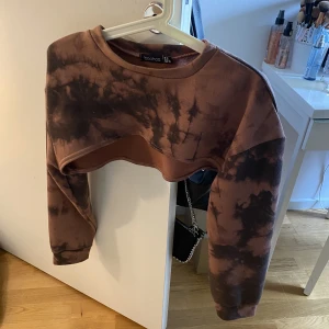 Topp som går över bröstet  - Passar bra med en bralett eller linne under.