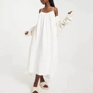 vit klänning - drömmig klänning från Nelly, i oanvänt skick (storlek s). Köpte för 449kr🫶🏼 Säljer en likadan i svart!! 💕💕