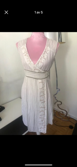 Klänning limen/ bomull  - Mycket fint skick Färgen är inte kritvit  Från Danska Kaffe