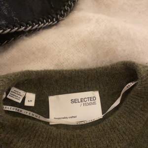 Säljer denna stickade tröja från Selected /femme i en mörkare grön färg , köpt för drygt ett år sen men inte kommit till användning 💘ny pris :599kr mitt pris 250kr