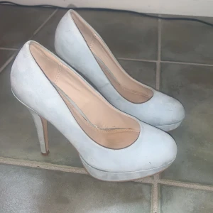 fina ljusblåa klackar  - jag köpte dessa fina klackar från plick men tyvärr va det alldeles för små för mig, dom är storlek 37 och nästan oanvända❤️