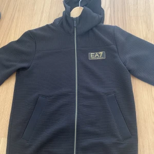 Armani EA7 gold lable - Snygg hoodie från Armani EA7  Så gott som oanvänd, absolut nyskick  Storlek XS men passar S   Köpt på Johnells och kostade 1995:-
