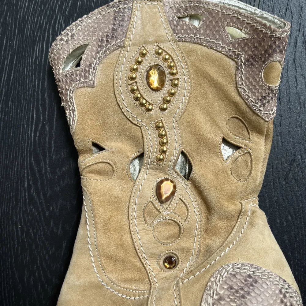 Vintage cowboy boots med coola detaljer. Storlek 38-38,5. Klär på alla outfits och gör den lite speciell🧡Kan mötas upp i Malmö eller skicka om köparen står för frakten🫶🏽. Skor.