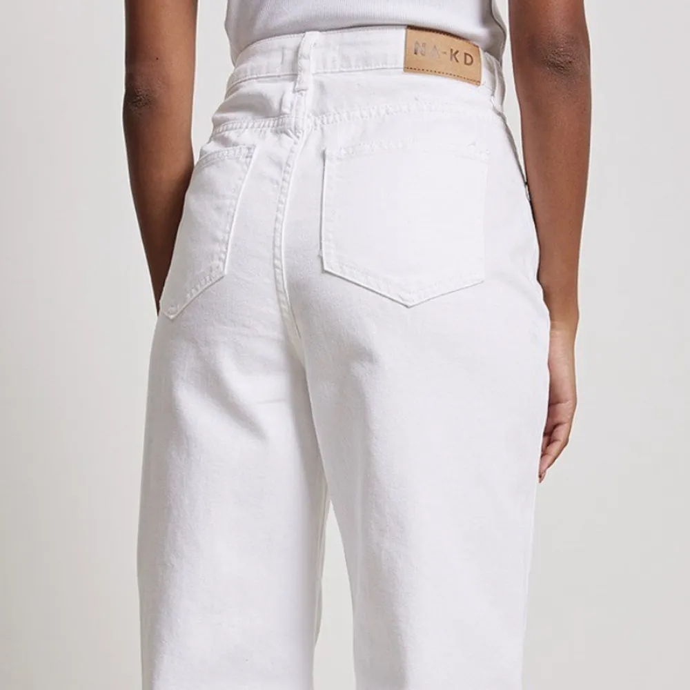 Vita oanvända jeans från NA-KD med prislapparna kvar 🤍 Strl 40 ✨ Nypris 499kr. Jeans & Byxor.