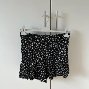 Blommig kjol - Blommig kjol med shorts under