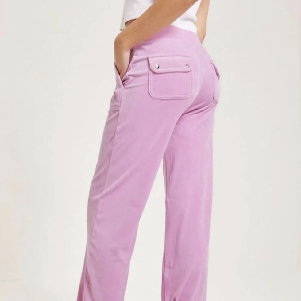 Säljer dessa supermysiga rosa juicybyxorna då de inte kommer till användning 💗 Byxorna är i nyskick och har inga defekter 💗. Jeans & Byxor.