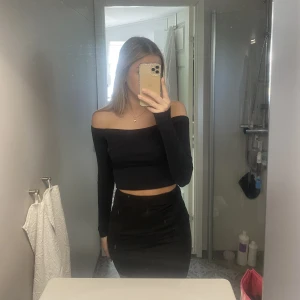 Svart tröja - Svart tröja från bikbok storlek xs