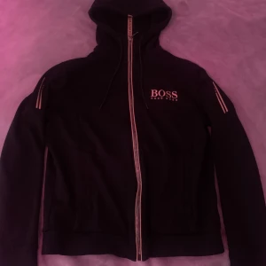 Hugo boss tracksuit  - Hugo boss tracksuit i storlek M. Nypris på tröjan är cirka 1800 och byxorna 1300. 
