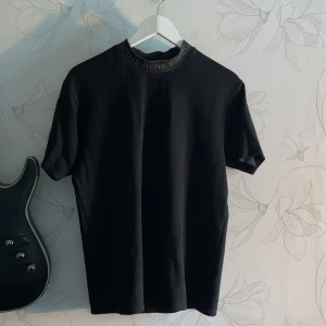 Acne Studios - Mycket fin t shirt i ett väldigt tjockt material av märket Acne Studios.  Tröjan är i ett väldigt bra skick! Storleken är Xs men sitter lätt som en medium. Jag är 187cm och den passar bra.