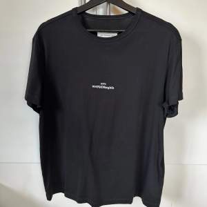 Säljer en väldigt clean o stilig tshirt från maison margiela. Köpt på Nk gbg för 2500kr. Endast använd 2 gånger så i nyskick. Tveka inte på fråga om du undrar något🤝🔥👌