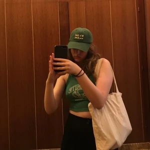 Grön yosemite tank top  - Yosemite tank top från princess polly. Köpt förra sommaren. Slutsåld på hemsidan 